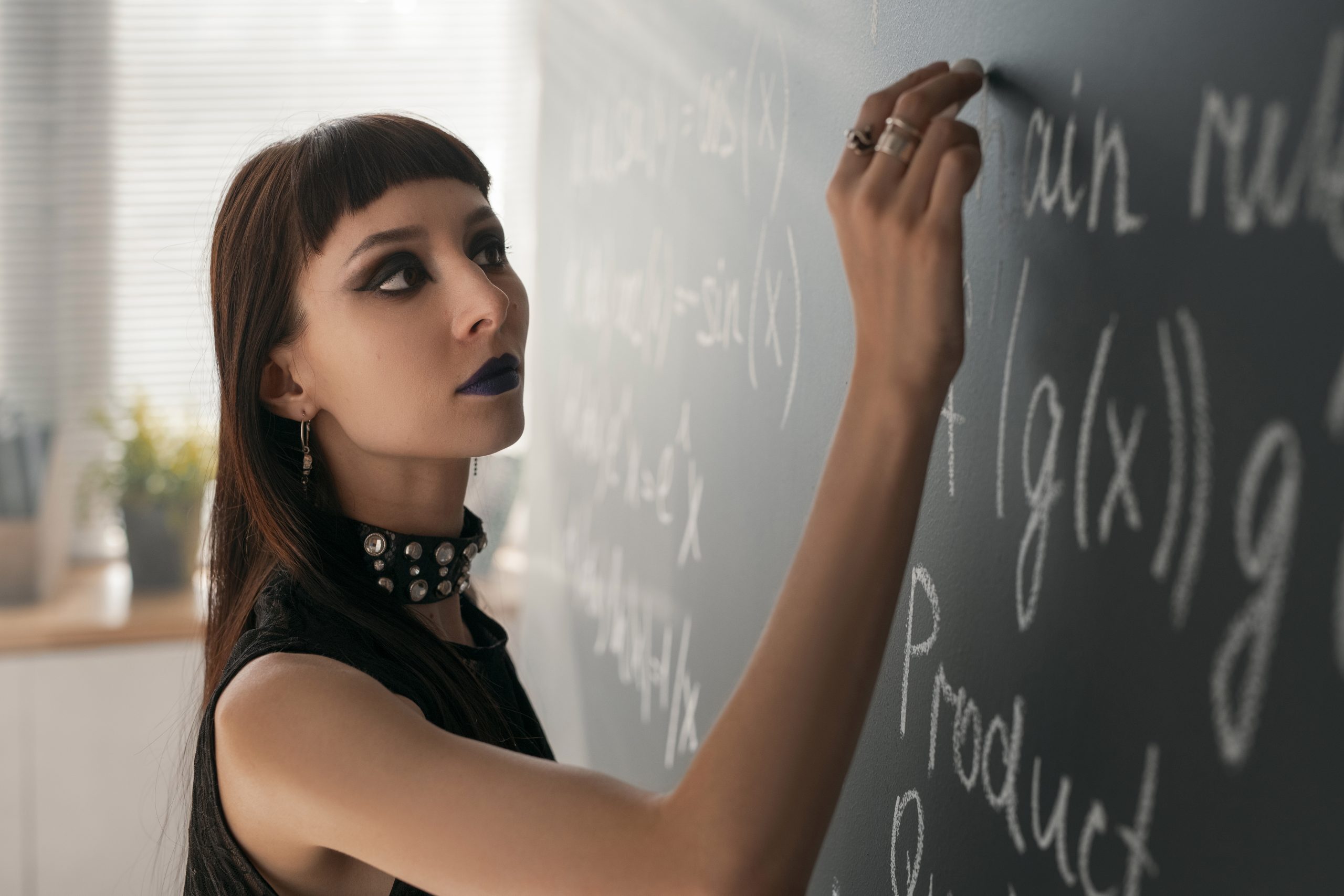 estudiante-gotica-asistiendo-la-escuela